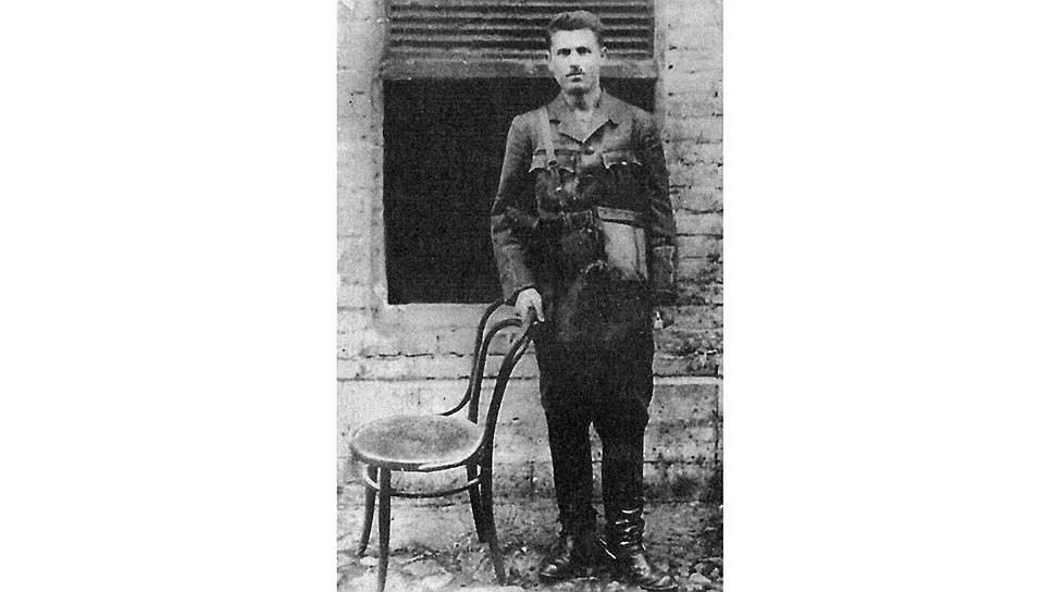 Бывший поручик Александр Долинин возглавил восставших крестьян и тут же начал творить бесчинства в отношении захваченных "комиссаров"  