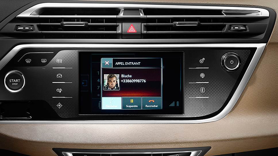 Бортовой компьютер и его панель управления в новой версии Grand C4 Picasso под определение "космический" тоже подпадают