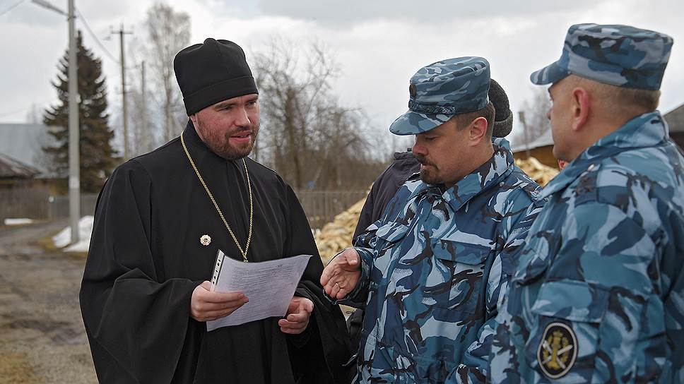 Начальник местной колонии (в центре) в судьбе церкви принимает самое живое участие  