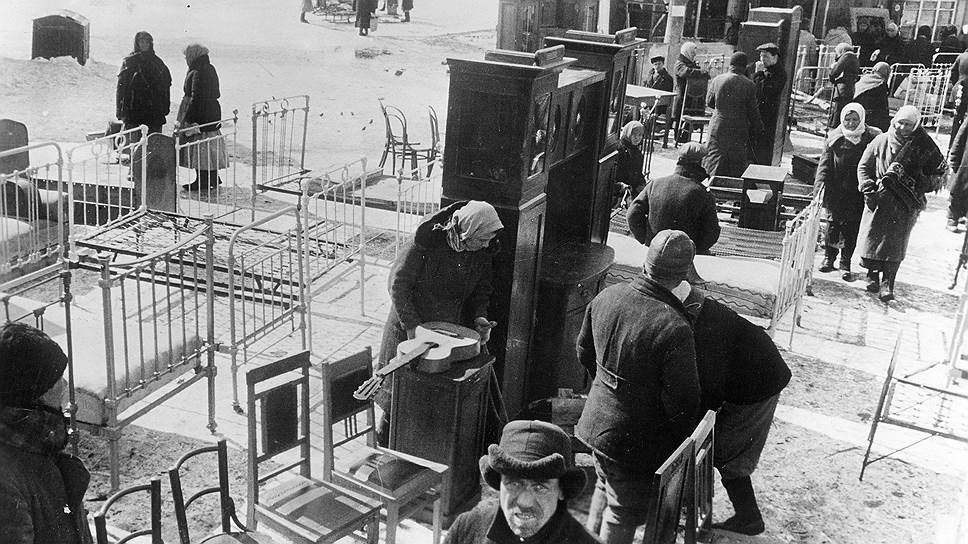 У граждан, скупавших за бесценок товары на черном рынке, к концу войны были скоплены целые состояния  
