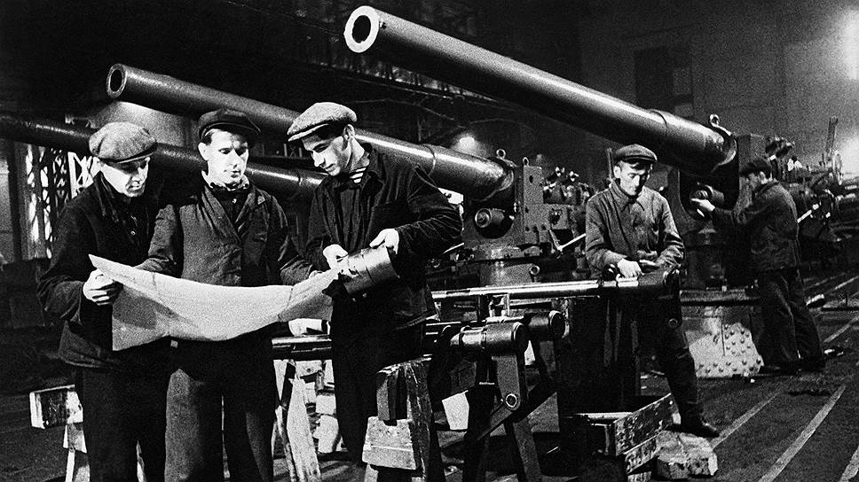С января 1942 года в стране начал действовать военный налог, составляющий около трети зарплаты  