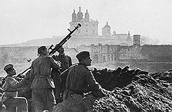 В июле 1941 года, через две недели после взятия немцами Смоленска, смоленский Успенский собор был возвращен Русской православной церкви 