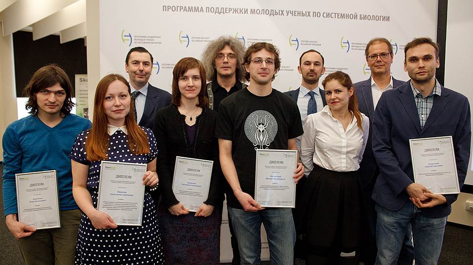 Первые выпускники программы поддержки молодых ученых по системной биологии (слева направо, с дипломами в руках) — Илья Воронцов, Анастасия Иванова, Екатерина Храмеева, Михаил Погорелый, Сергей Рязанский 