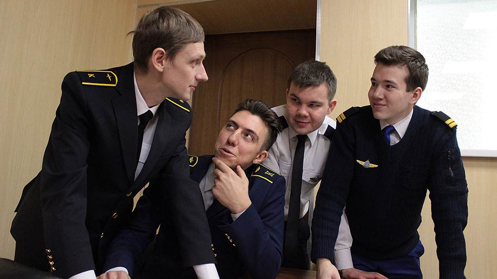 Брифинг перед «вылетом». Курсанты сдают экзамен на тренажере. Инструкторы следят за действиями экипажа и при необходимости меняют начальные условия полета — погоду, видимость, состояние полосы и т. д.