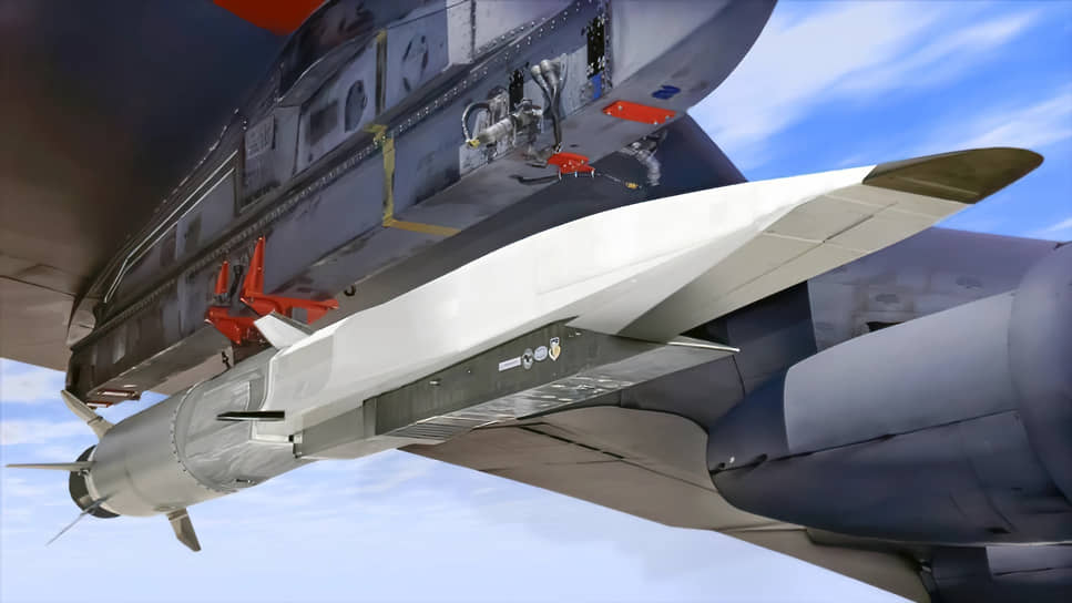 Гиперзвуковая экспериментальная ракета Boeing X-51 Waverider под крылом стратегического бомбардировщика B-52 