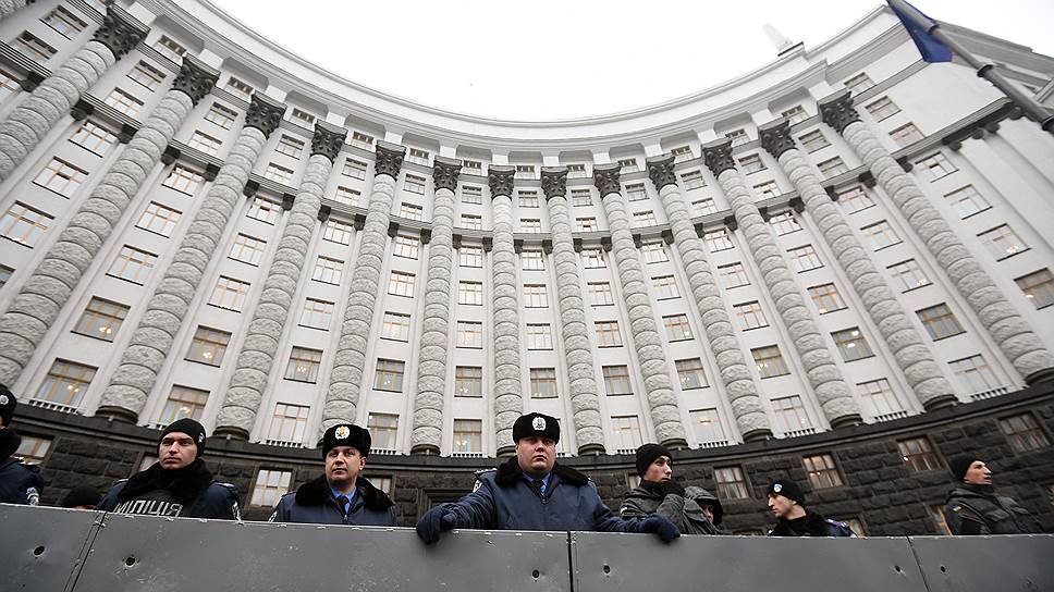 Сотрудники милиции во время дежурства у здания администрации президента Украины 