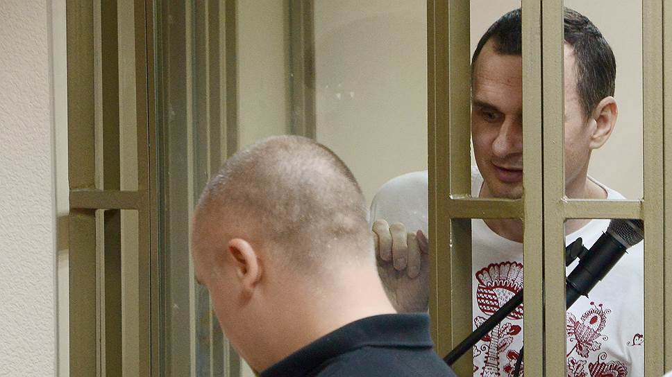 Украинский режиссер, руководитель подразделения "Правого сектора" в Крыму Олег Сенцов (справа) 