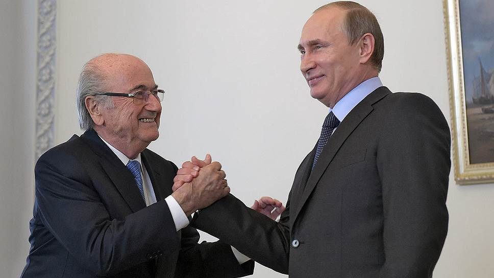 Глава FIFA Зепп Блаттер (слева) и президент России Владимир Путин (справа) 