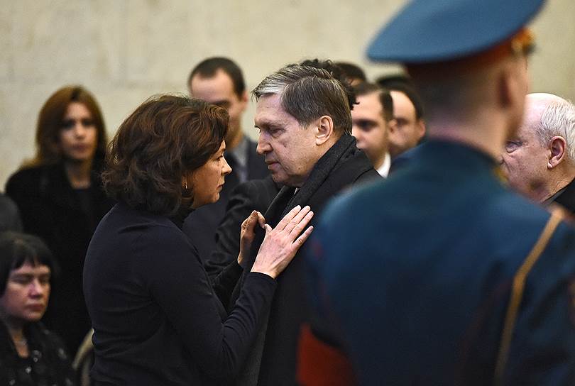 Вдова Виталия Чуркина Ирина и помощник президента РФ Юрий Ушаков 