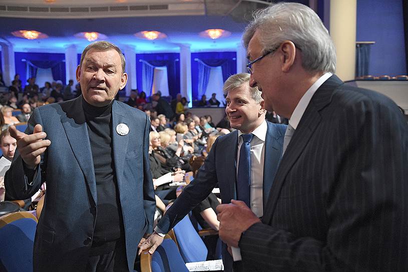 Генеральный директор Государственного академического Большого театра (ГАБТ) Владимир Урин (слева) и руководитель департамента культуры города Москвы Александр Кибовский (в центре)