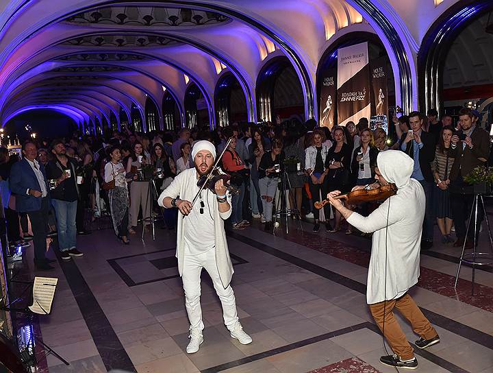 Музыканты группы «Мулерман бэнд» (два скрипача, ударник и клавишник) перед премьерой 