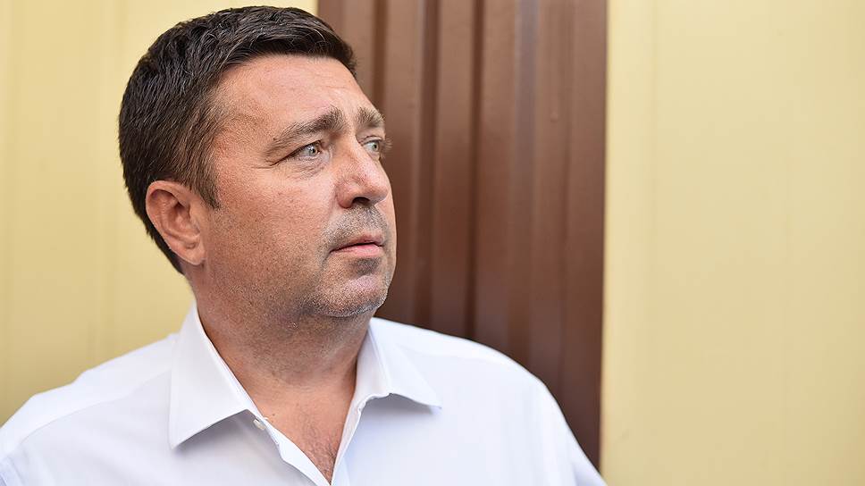 Адвокат Кирилла Серебренникова Дмитрий Харитонов у входа в главное управление СКР 