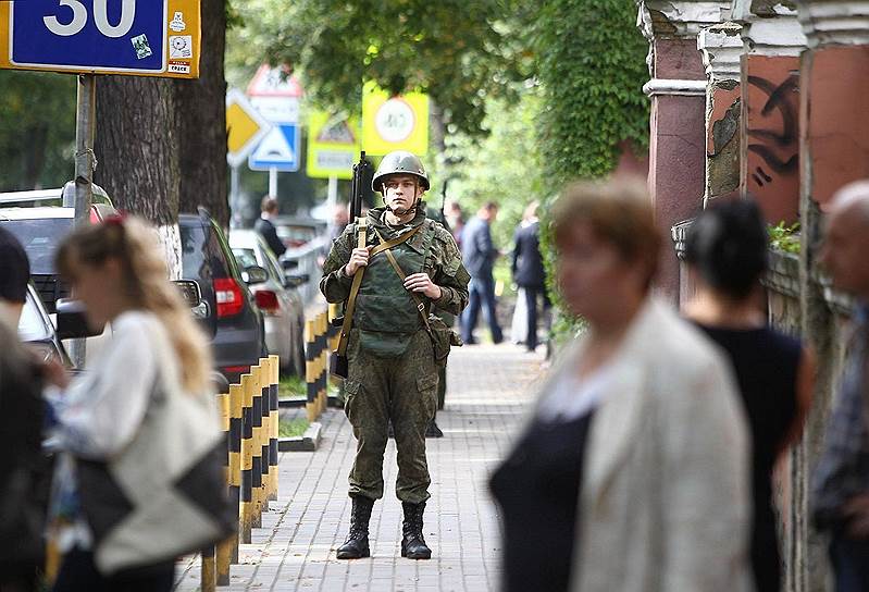 Военный возле здания Управления Балтийского флота в Калининграде, эвакуированного из-за анонимного звонка 