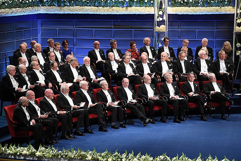 Слева направо в первом ряду: лауреаты Нобелевской премии Райнер Вайсс (физика), Барри Бэриш (физика), Кип Торн (физика), Жак Дюбоше (химия), Йоахим Франк (химия), Ричард Хендерсон (химия), Джеффри Холл (медицина и физиология), Майкл Росбаш (медицина и физиология), Майкл Янг (медицина и физиология), Кадзуо Исигуро (литература), Ричард Талер (экономика) 