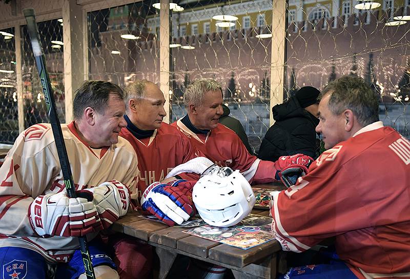 Слева направо: музыкант Игорь Бутман, президент РФ Владимир Путин, первый зампред комитета по физической культуре, спорту, туризму и делам молодежи Госдумы Вячеслав Фетисов и министр обороны РФ Сергей Шойгу 