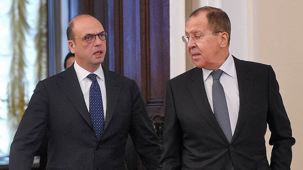 Министр иностранных дел России Сергей Лавров (справа) на пресс-конференции с министром иностранных дел Италии Анджелино Альфано (слева)  