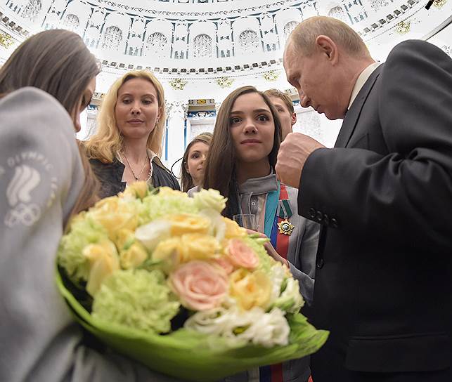 Слева направо: фигуристка Алина Загитова, тренер по фигурному катанию Этери Тутберидзе, фигуристка Евгения Медведева, президент России Владимир Путин