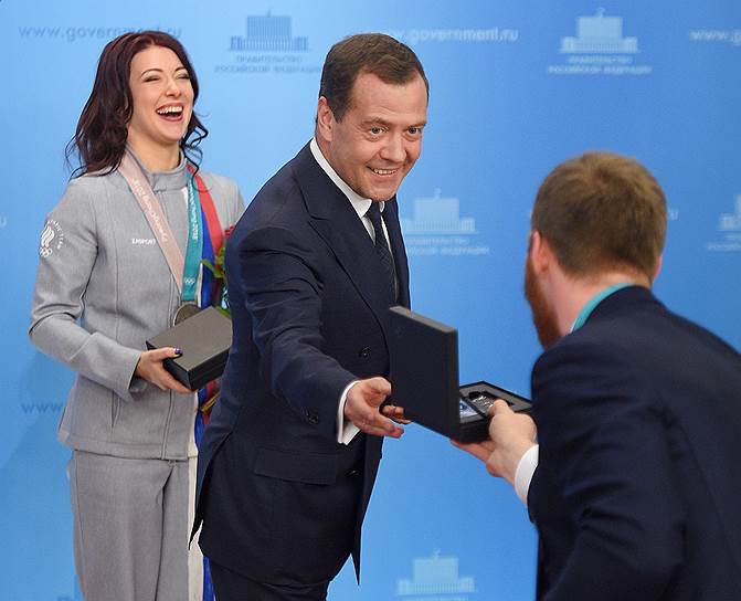 Фигуристка Екатерина Боброва и председатель правительства, председатель попечительского совета Фонда поддержки олимпийцев России Дмитрий Медведев