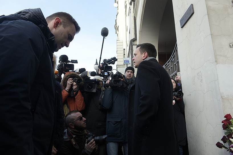 Лидер движения «Солидарность» Илья Яшин (справа) и политик Алексей Навальный (слева) 