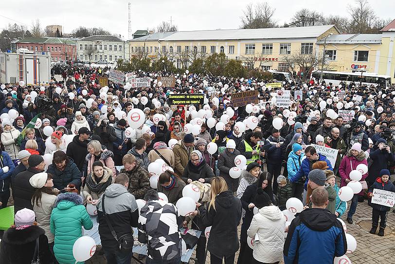 Митинг против полигона твердых коммунальных отходов «Ядрово» на площади у здания администрации Волоколамского района