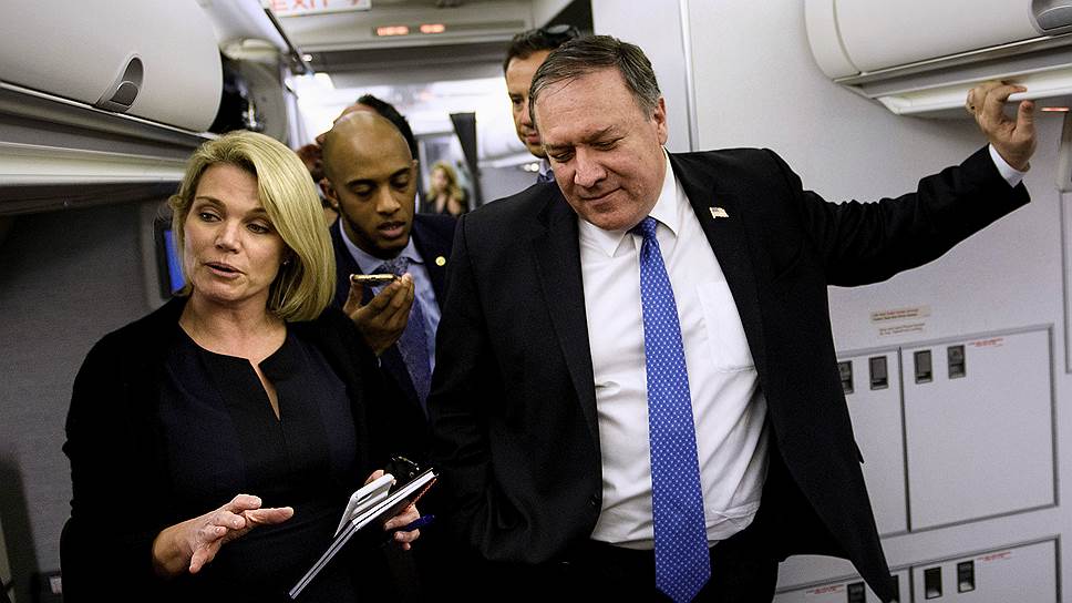 Руководитель пресс-службы Госдепа США Хизер Науэрт (слева) с госсекретарем Майком Помпео
