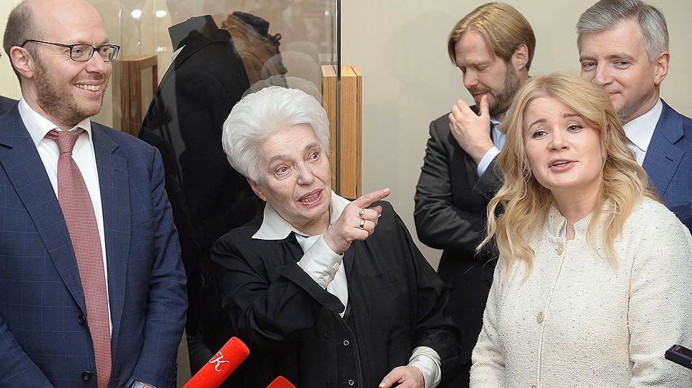 Слева направо: сын Александра Солженицына Степан, гендиректор «Сибирской генерирующей компании», вдова писателя Наталия Солженицына, президент Русского общественного фонда А.Солженицына, сын писателя, партнер McKinsey Ермолай Солженицын, заммэра Москвы Наталья Сергунина и руководитель департамента культуры Москвы Александр Кибовский на церемонии открытия музея-квартиры 