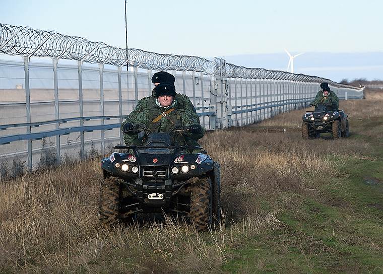 Высота заграждения составляет около двух метров