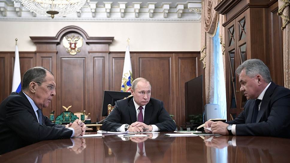 Президент России Владимир Путин, министр иностранных дел РФ Сергей Лавров (слева) и министр обороны РФ Сергей Шойгу (справа) 
