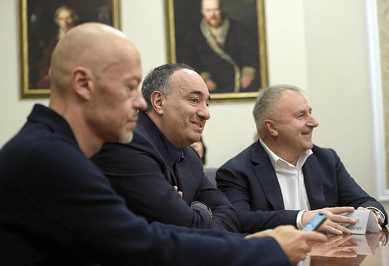 Слева направо: руководитель кинокомпании "Арт Пикчерс Студио" Федор Бондарчук, основатель кинокомпании "Нон-стоп Продакшн" Александр Роднянский и генеральный директор кинокомпании "Студия ТриТэ" Леонид Верещагин