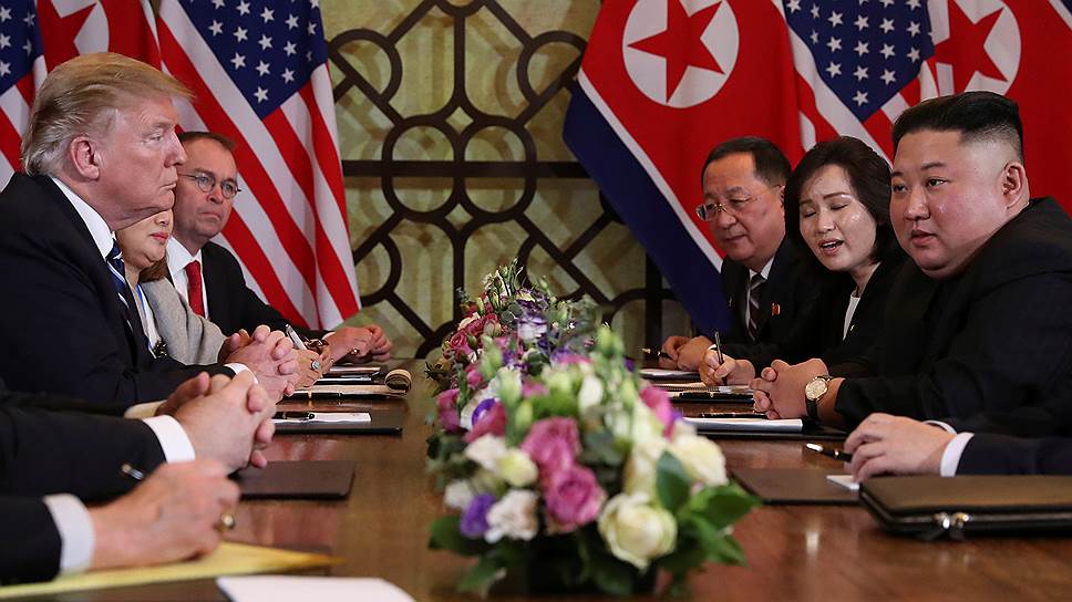 Президент США Дональд Трамп (крайний слева) и лидер КНДР Ким Чен Ын (крайний справа)
