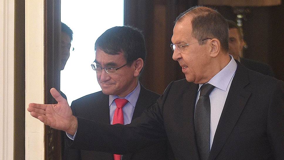 Министр иностранных дел России Сергей Лавров (справа)