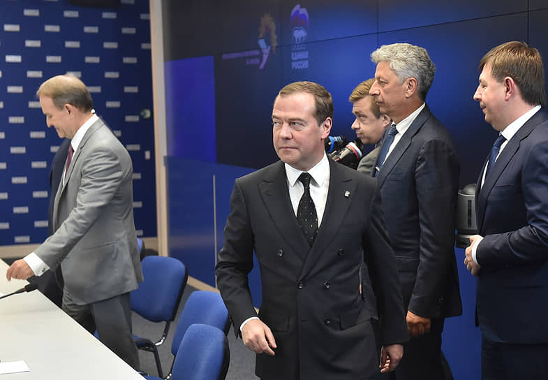 Слева направо: председатель политического совета партии «Оппозиционная платформа —  За жизнь» Виктор Медведчук, председатель правительства России Дмитрий Медведев и сопредседатель «Оппозиционной платформы — За жизнь» Юрий Бойко 