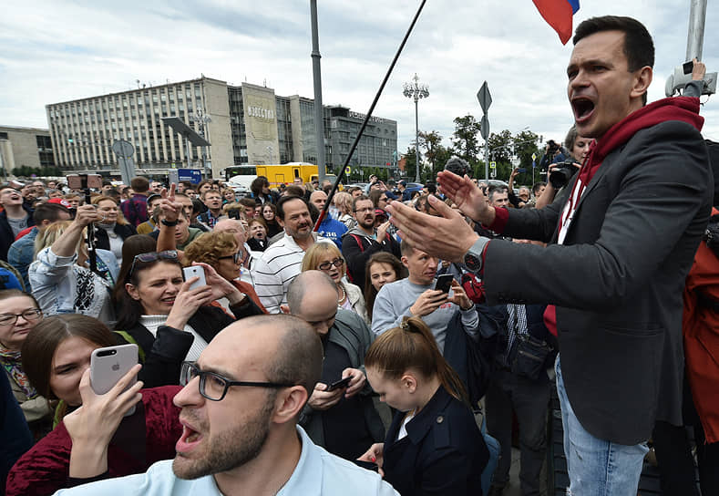 14 июля на встречу кандидатов в депутаты Мосгордумы с избирателями в Новопушкинском сквере пришли около 1 тыс. человек На фото: кандидат в депутаты Мосгордумы Илья Яшин (крайний справа)