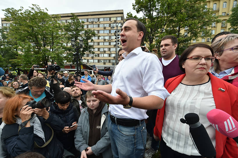 Кандидаты в депутаты Мосгордумы Иван Жданов (в центре) и Юлия Галямина (справа) во время встречи с избирателями в Новопушкинском сквере