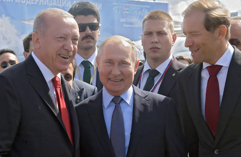 Президент Турции Реджеп Тайип Эрдоган, президент России Владимир Путин и министр промышленности и торговли России Денис Мантуров