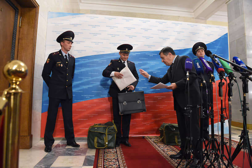 Председатель комитета Госдумы по бюджету и налогам Андрей Макаров и сотрудники Государственной фельдъегерской службы во время доставки проекта федерального бюджета в Госдуму 