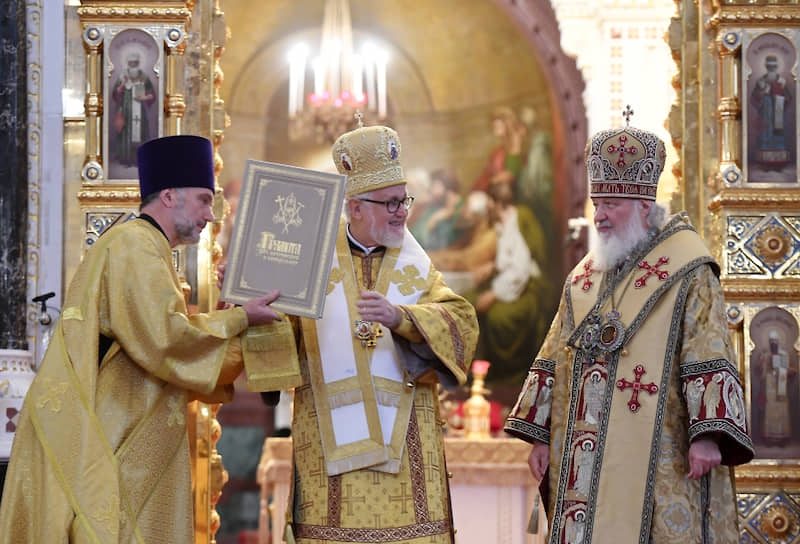 Патриарх Московский и всея Руси Кирилл (справа) и архиепископ Дубнинский Иоанн (в центре) 