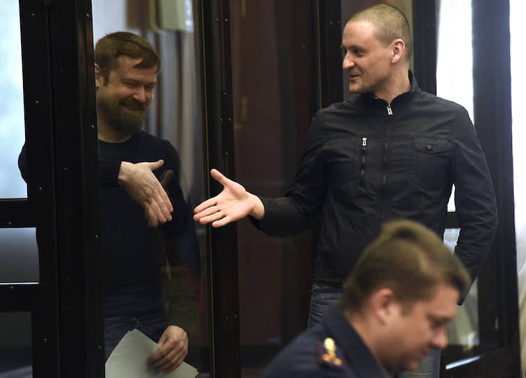 Оппозиционеры Леонид Развозжаев (слева) и Сергей Удальцов 