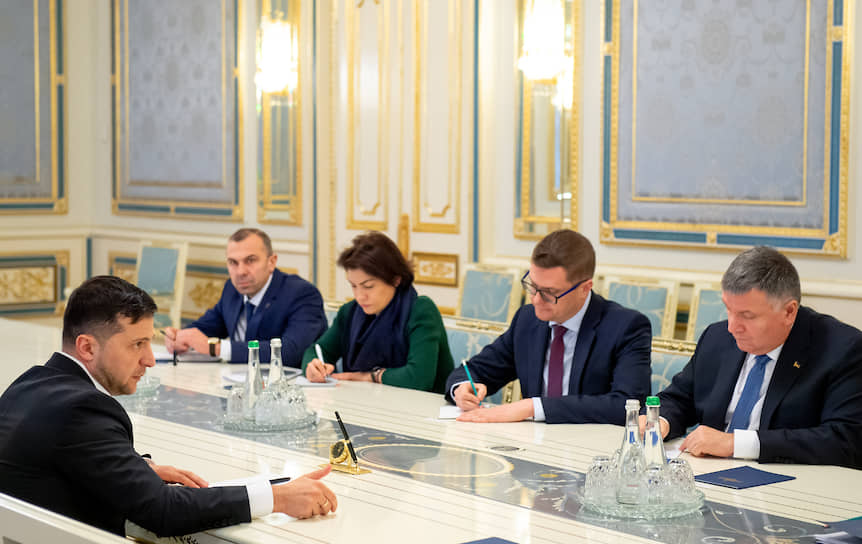 Слева направо: президент Украины Владимир Зеленский, глава Управления госохраны Украины Сергей Рудь,глава СБУ Иван Баканов, директор Государственного бюро расследований Украины Ирина Венедиктова и министр внутренних дел Украины Арсен Аваков 