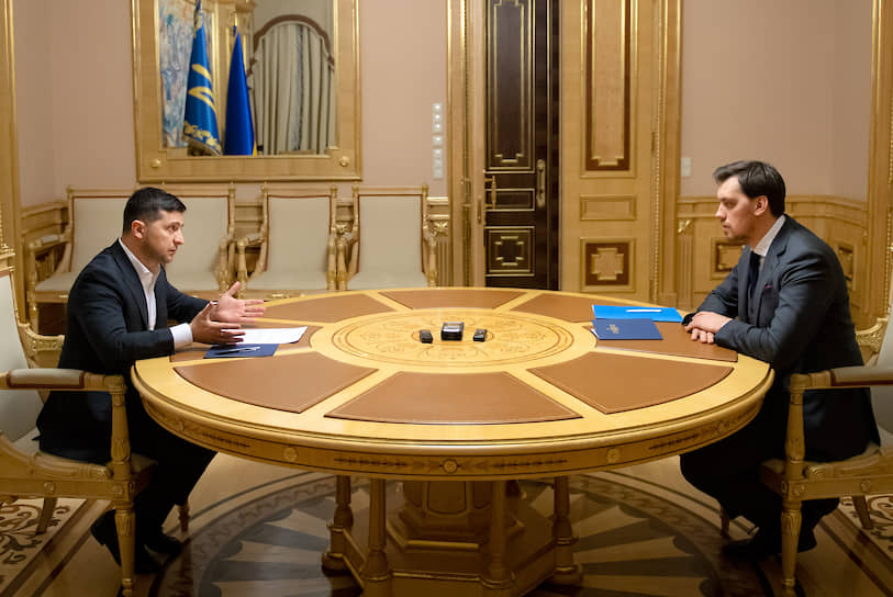 Президент Украины Владимир Зеленский (слева) и премьер-министр Алексей Гончарук