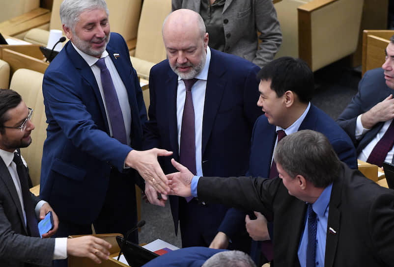 Председатель комитета Госдумы по госстроительству и законодательству Павел Крашенинников (в центре) 
