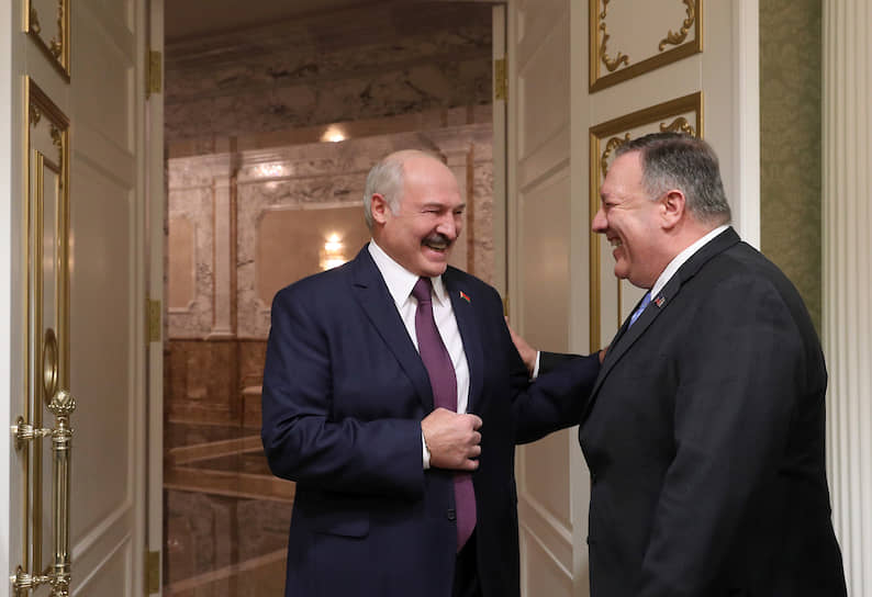 Президент Белоруссии Александр Лукашенко (слева) и госсекретарь США Майк Помпео 