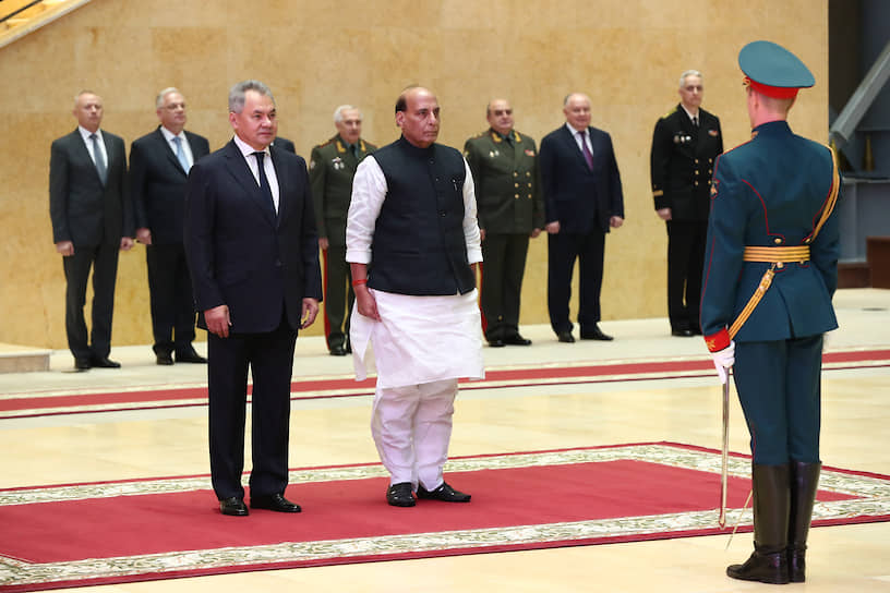 Министры обороны России и Индии Сергей Шойгу (слева) и Раджнатх Сингх