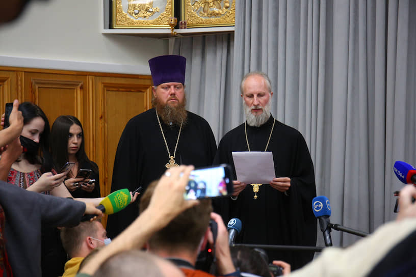 Протоиерей Максим Миняйло (слева) и протоиерей Николай Малета (справа) во время пресс-подхода 