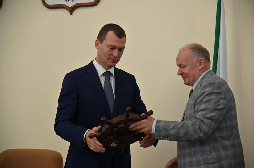 Врио губернатора Хабаровского края Михаил Дегтярев (слева) и заместитель полномочного представителя президента России в Дальневосточном федеральном округе Григорий Куранов 