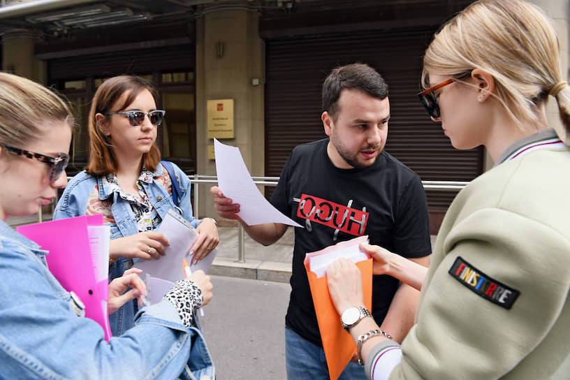 Члены инициативной группы, бывшие коллеги Ивана Сафронова по "Ъ" слева направо: Лиза Миллер, Александра Джорджевич, Максим Иванов и Ксения Миронова 