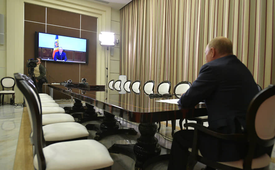 Видеоконференция президента России Владимира Путина и президента Молдавии Игоря Додона