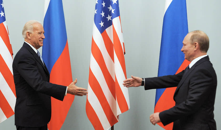 Вице-президент США Джо Байден (слева) и премьер-министр России Владимир Путин в Доме правительства России в марте 2011 года 