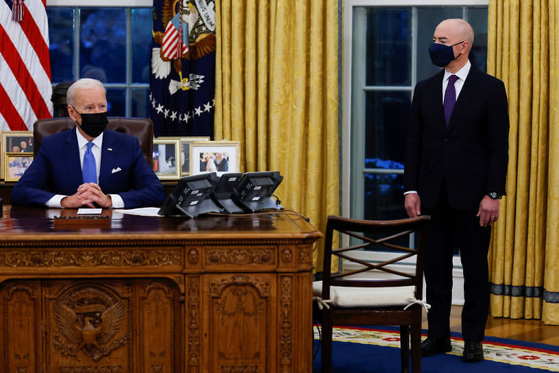 Президент США Джо Байден (слева) и кандидат на пост министра внутренней безопасности Алехандро Майоркас 