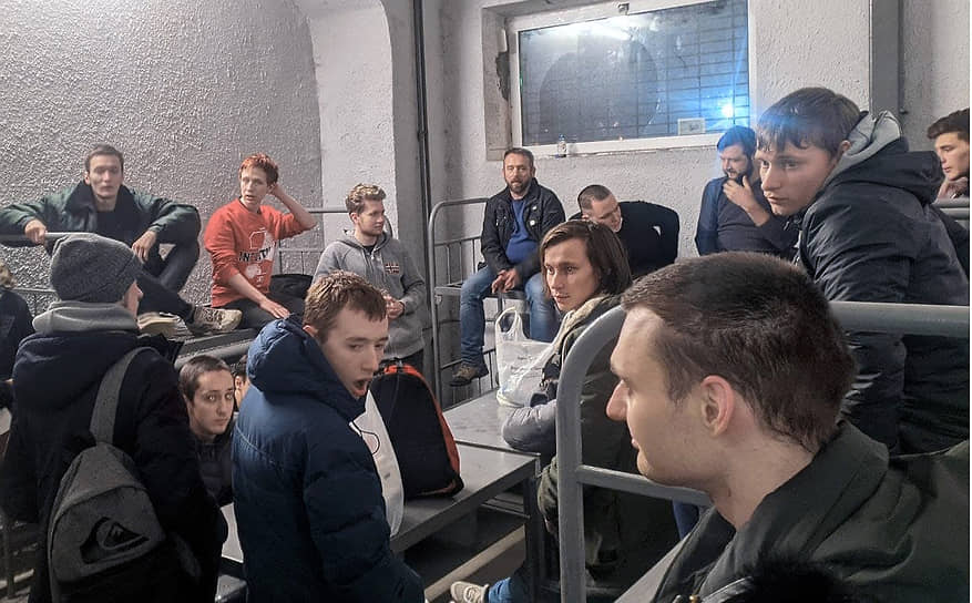 Задержанные после протестных митингов в Центре временного содержания иностранных граждан «Сахарово»